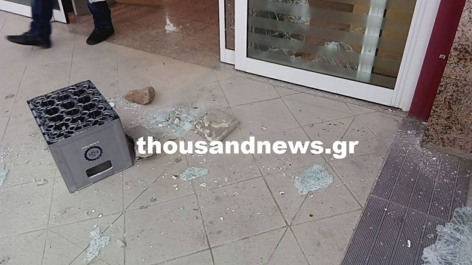 Θεσσαλονίκη: Διάρρηξη σε σούπερ μάρκετ -Κόπηκε από γυαλιά ο ένας ληστής [εικόνες & βίντεο] | iefimerida.gr 1