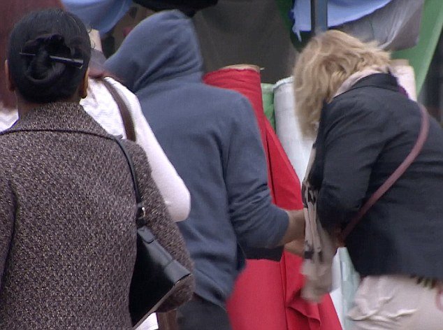 Απογοητευτικό πείραμα -Μόνο ένας στους 40 πολίτες βοήθησε μία γυναίκα που έπεσε θύμα ληστείας [εικόνες&βίντεο] | iefimerida.gr 1