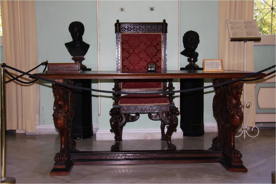 Περίτεχνα έπιπλα από το Αχίλλειον χαρακτηρίστηκαν μνημεία από το Υπουργείο Πολιτισμού [εικόνες] | iefimerida.gr 4