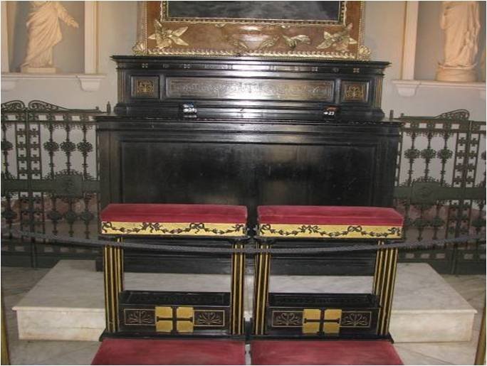 Περίτεχνα έπιπλα από το Αχίλλειον χαρακτηρίστηκαν μνημεία από το Υπουργείο Πολιτισμού [εικόνες] | iefimerida.gr 2