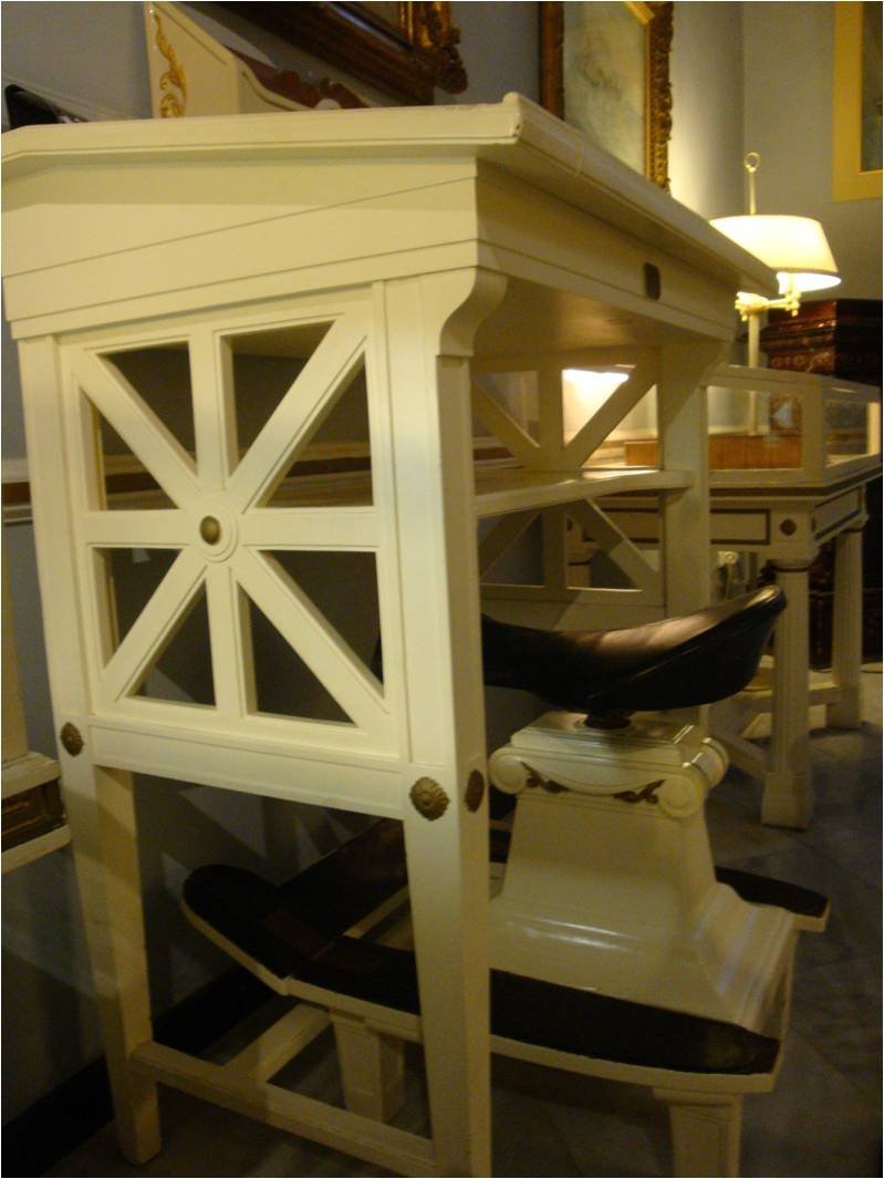 Περίτεχνα έπιπλα από το Αχίλλειον χαρακτηρίστηκαν μνημεία από το Υπουργείο Πολιτισμού [εικόνες] | iefimerida.gr 1