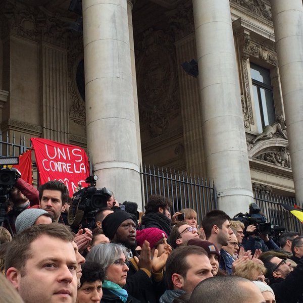 Συγκίνηση στις Βρυξέλλες: Ενός λεπτού σιγή για τα θύματα των επιθέσεων [εικόνες & βίντεο] | iefimerida.gr 4