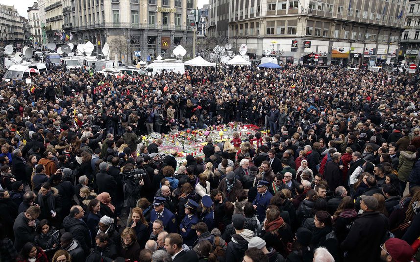 Συγκίνηση στις Βρυξέλλες: Ενός λεπτού σιγή για τα θύματα των επιθέσεων [εικόνες & βίντεο] | iefimerida.gr 0