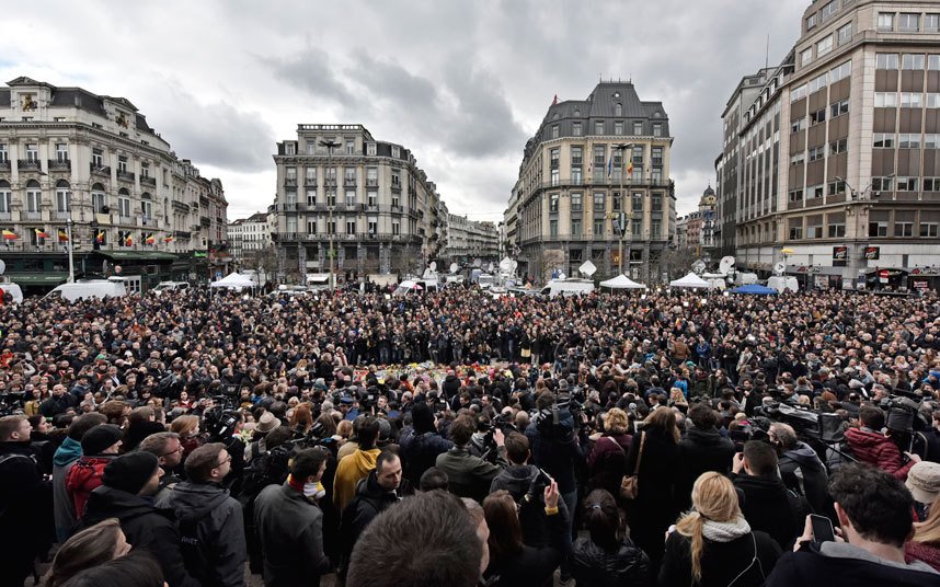 Συγκίνηση στις Βρυξέλλες: Ενός λεπτού σιγή για τα θύματα των επιθέσεων [εικόνες & βίντεο] | iefimerida.gr 1