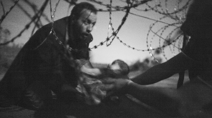 World Press Photo: Φωτογραφία προσφύγων στα σύνορα παίρνει το πρώτο βραβείο [εικόνα] | iefimerida.gr 0