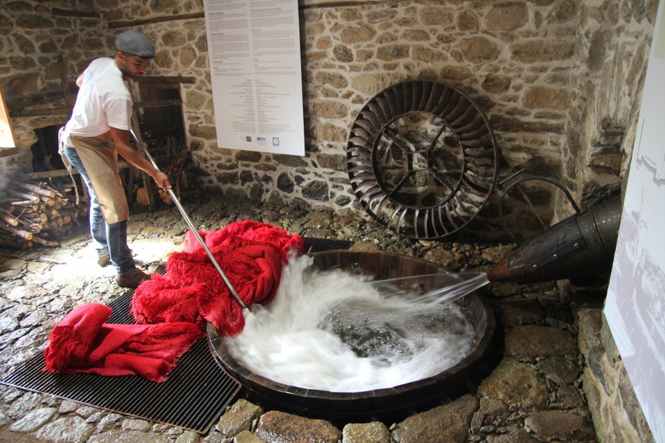 Στις Πρέσπες πλένουν τις κουβέρτες παραδοσιακά: Στη νεροτριβή χωρίς σαπούνι [εικόνες]  | iefimerida.gr 1