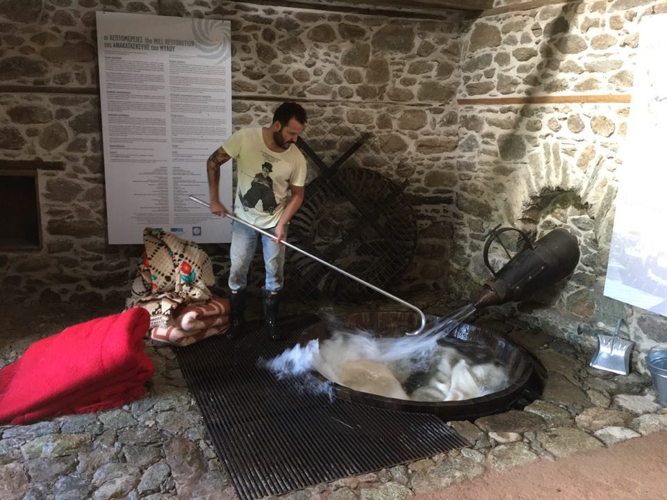 Στις Πρέσπες πλένουν τις κουβέρτες παραδοσιακά: Στη νεροτριβή χωρίς σαπούνι [εικόνες]  | iefimerida.gr 2