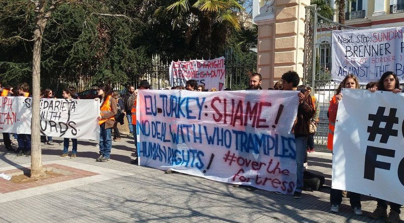 Ιταλοί ακτιβιστές διαμαρτύρονται έξω από το υπουργείο Μακεδονίας-Θράκης κατά της συμφωνίας ΕΕ-Τουρκίας [εικόνες & βίντεο] | iefimerida.gr 0