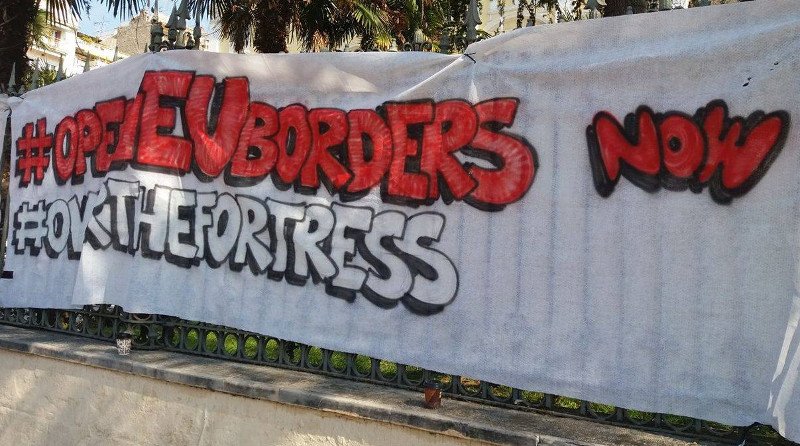 Ιταλοί ακτιβιστές διαμαρτύρονται έξω από το υπουργείο Μακεδονίας-Θράκης κατά της συμφωνίας ΕΕ-Τουρκίας [εικόνες & βίντεο] | iefimerida.gr 1