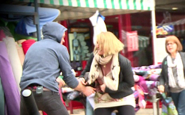 Απογοητευτικό πείραμα -Μόνο ένας στους 40 πολίτες βοήθησε μία γυναίκα που έπεσε θύμα ληστείας [εικόνες&βίντεο] | iefimerida.gr 0