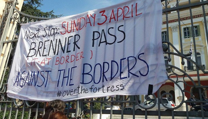 Ιταλοί ακτιβιστές διαμαρτύρονται έξω από το υπουργείο Μακεδονίας-Θράκης κατά της συμφωνίας ΕΕ-Τουρκίας [εικόνες & βίντεο] | iefimerida.gr 2