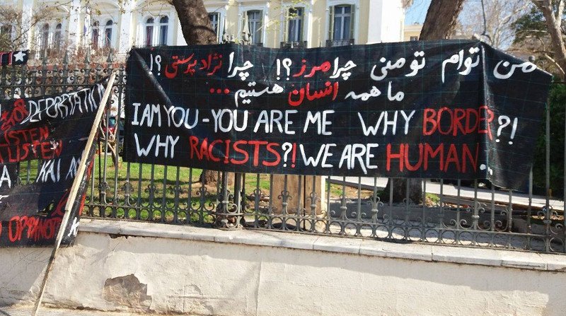 Ιταλοί ακτιβιστές διαμαρτύρονται έξω από το υπουργείο Μακεδονίας-Θράκης κατά της συμφωνίας ΕΕ-Τουρκίας [εικόνες & βίντεο] | iefimerida.gr 3