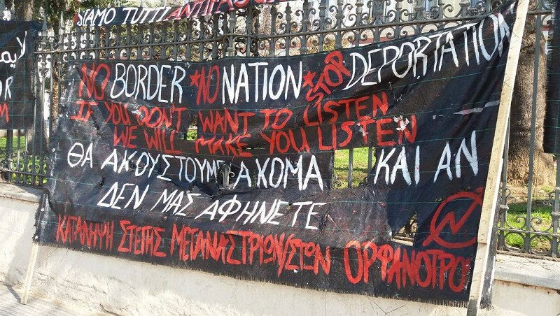 Ιταλοί ακτιβιστές διαμαρτύρονται έξω από το υπουργείο Μακεδονίας-Θράκης κατά της συμφωνίας ΕΕ-Τουρκίας [εικόνες & βίντεο] | iefimerida.gr 5