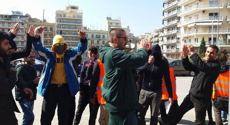 Ιταλοί ακτιβιστές διαμαρτύρονται έξω από το υπουργείο Μακεδονίας-Θράκης κατά της συμφωνίας ΕΕ-Τουρκίας [εικόνες & βίντεο] | iefimerida.gr 6