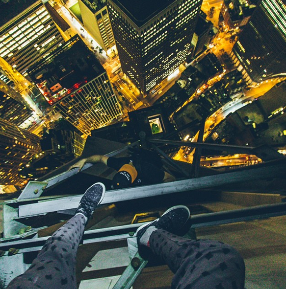 Οι πιο τρομακτικές φωτογραφίες του Instagram: Σκαρφαλώνοντας στην κορυφή της πόλης [εικόνες] | iefimerida.gr 1