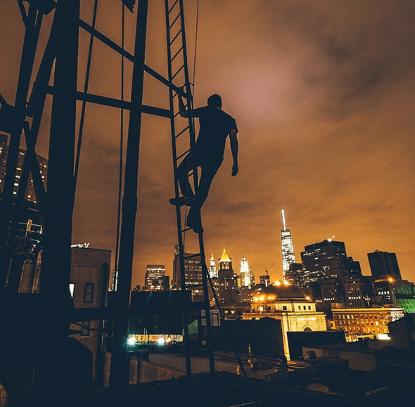 Οι πιο τρομακτικές φωτογραφίες του Instagram: Σκαρφαλώνοντας στην κορυφή της πόλης [εικόνες] | iefimerida.gr 2