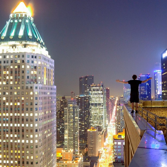 Οι πιο τρομακτικές φωτογραφίες του Instagram: Σκαρφαλώνοντας στην κορυφή της πόλης [εικόνες] | iefimerida.gr 3