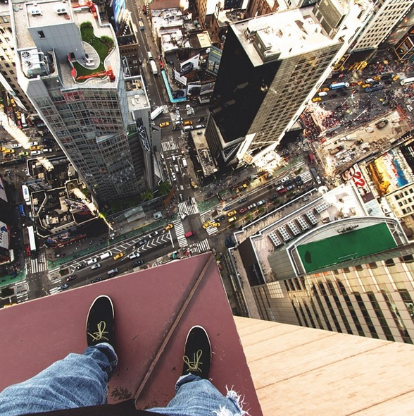 Οι πιο τρομακτικές φωτογραφίες του Instagram: Σκαρφαλώνοντας στην κορυφή της πόλης [εικόνες] | iefimerida.gr 4