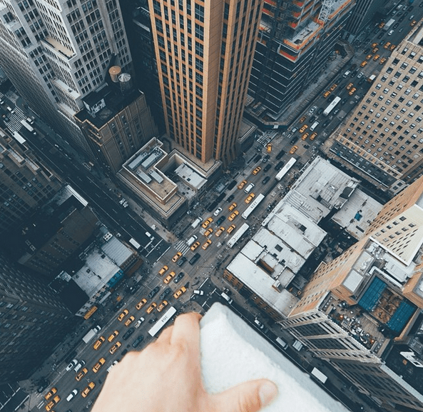 Οι πιο τρομακτικές φωτογραφίες του Instagram: Σκαρφαλώνοντας στην κορυφή της πόλης [εικόνες] | iefimerida.gr 5