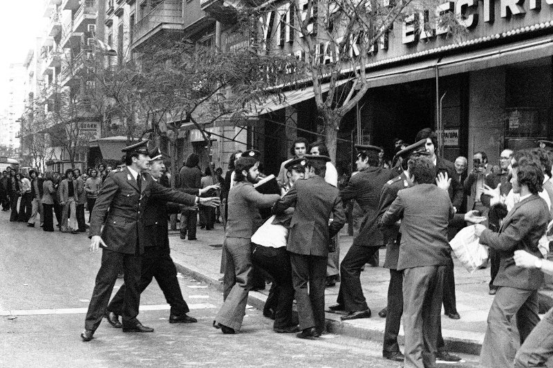 Καρέ καρέ η εξέγερση του Πολυτεχνείου -Τι διηγείται ο μοναδικός φωτορεπόρτερ που την κατέγραψε [εικόνες] | iefimerida.gr 1