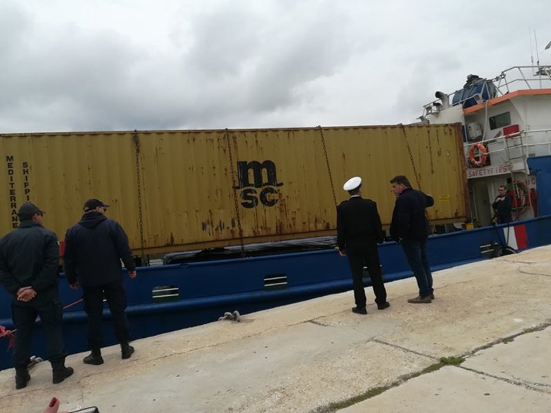 Στο λιμάνι της Σύρου ρυμουλκό ύποπτο για μεταφορά λαθραίων τσιγάρων [εικόνες] | iefimerida.gr 2