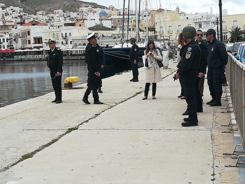 Στο λιμάνι της Σύρου ρυμουλκό ύποπτο για μεταφορά λαθραίων τσιγάρων [εικόνες] | iefimerida.gr 3