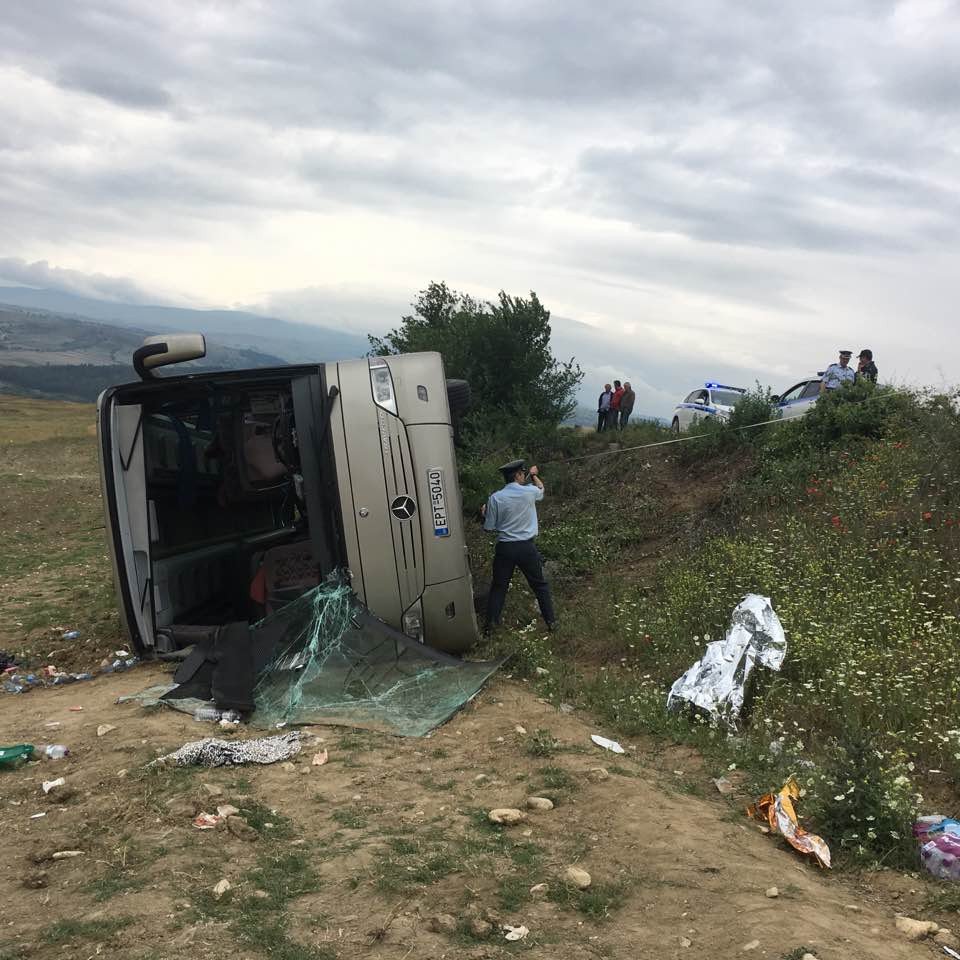 Σέρρες: Ανετράπη λεωφορείο με μαθητές δημοτικού -Τραυματίες γονείς&παιδιά [εικόνες] | iefimerida.gr 1