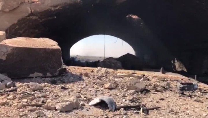 Ο,τι απέμεινε από την αεροπορική βάση που βομβάρδισαν οι ΗΠΑ στη Συρία [εικόνες & βίντεο] | iefimerida.gr 3