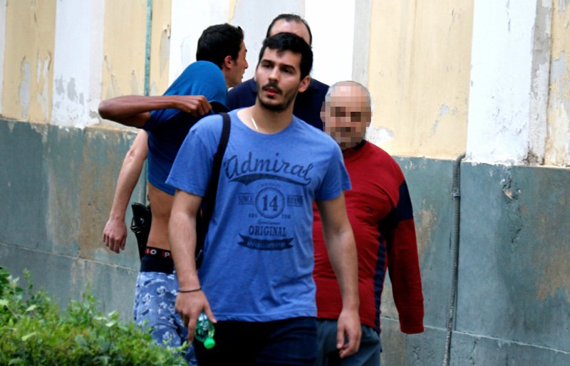 Γιούχαραν άγρια και παραλίγο να λιντσάρουν τον βιαστή της Δάφνης στα δικαστήρια [εικόνες] | iefimerida.gr 0