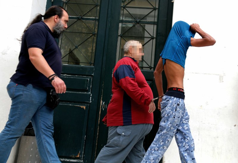 Γιούχαραν άγρια και παραλίγο να λιντσάρουν τον βιαστή της Δάφνης στα δικαστήρια [εικόνες] | iefimerida.gr 1