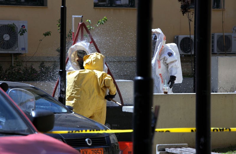 Απίστευτες σκηνές στην Εισαγγελία: Ειδικές στολές, απολύμανση και πανικός για τη λευκή σκόνη [εικόνες] | iefimerida.gr 5