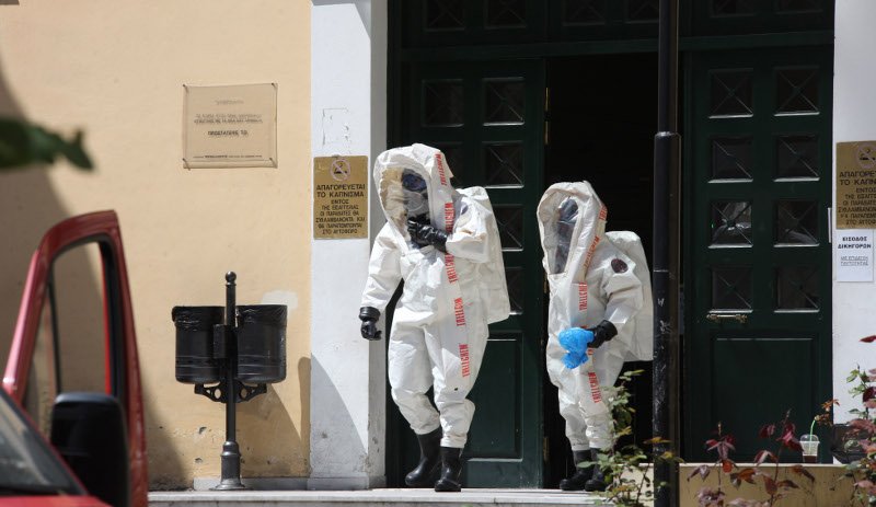 Απίστευτες σκηνές στην Εισαγγελία: Ειδικές στολές, απολύμανση και πανικός για τη λευκή σκόνη [εικόνες] | iefimerida.gr 4