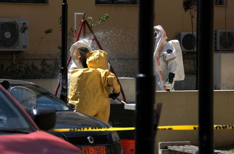 Απίστευτες σκηνές στην Εισαγγελία: Ειδικές στολές, απολύμανση και πανικός για τη λευκή σκόνη [εικόνες] | iefimerida.gr 6