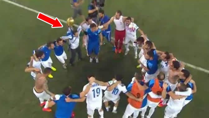 Ο περιπτεράς... Jimmy Jump από την Λαμία -Πανηγύρισε μέσα στο γήπεδο με τους παίκτες της Εθνικής -Το είχε ξανακάνει στην Τουρκία με τον Ολυμπιακό! [βίντεο] | iefimerida.gr 1