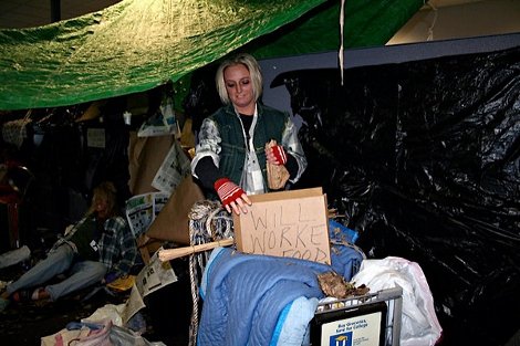 Εισπρακτική εταιρεία κοροϊδεύει τους άστεγους [φωτογραφίες + βίντεο] | iefimerida.gr 0