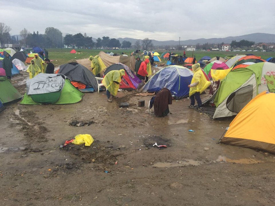 Δεν φεύγουν οι πρόσφυγες από την Ειδομένη: Οχυρώνουν τις σκηνές τους, γράφουν το όνομά τους πάνω τους [εικόνες] | iefimerida.gr 2