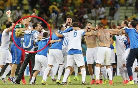 Ο περιπτεράς... Jimmy Jump από την Λαμία -Πανηγύρισε μέσα στο γήπεδο με τους παίκτες της Εθνικής -Το είχε ξανακάνει στην Τουρκία με τον Ολυμπιακό! [βίντεο] | iefimerida.gr 0