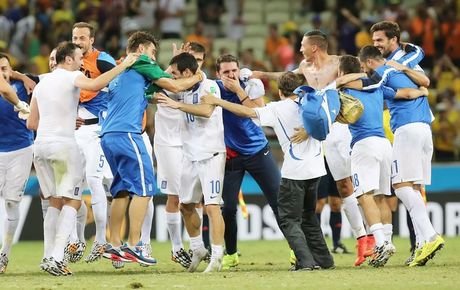 Ο περιπτεράς... Jimmy Jump από την Λαμία -Πανηγύρισε μέσα στο γήπεδο με τους παίκτες της Εθνικής -Το είχε ξανακάνει στην Τουρκία με τον Ολυμπιακό! [βίντεο] | iefimerida.gr 2