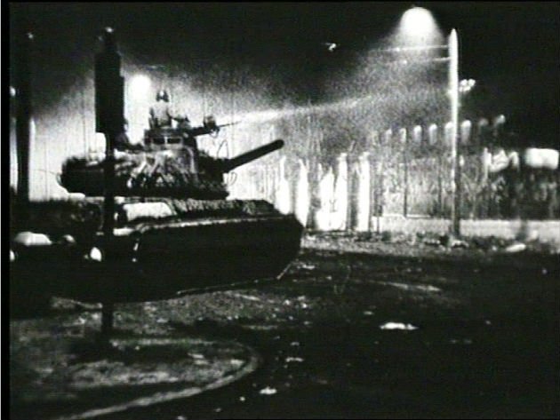 Η στιγμή που το τανκ έριξε την πόρτα του Πολυτεχνείου: Συγκλονιστική μαρτυρία του μοναδικού φωτογράφου που βρισκόταν εκεί [βίντεο] | iefimerida.gr 3