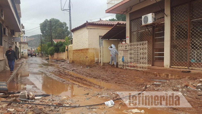 Χωρίς νερό οι κάτοικοι στη Δυτική Αττική -Αγοράζουν εμφιαλωμένα για να πιουν και να καθαρίσουν τα σπίτια τους [εικόνες & βίντεο] | iefimerida.gr 0