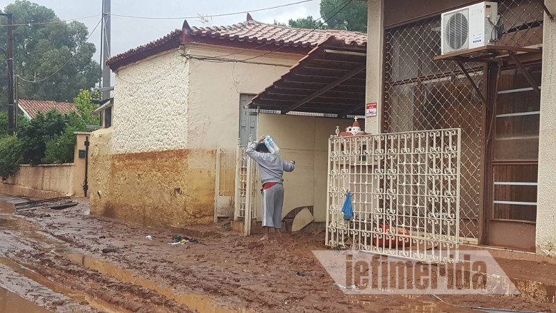 Χωρίς νερό οι κάτοικοι στη Δυτική Αττική -Αγοράζουν εμφιαλωμένα για να πιουν και να καθαρίσουν τα σπίτια τους [εικόνες & βίντεο] | iefimerida.gr 2