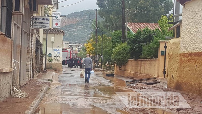 Χωρίς νερό οι κάτοικοι στη Δυτική Αττική -Αγοράζουν εμφιαλωμένα για να πιουν και να καθαρίσουν τα σπίτια τους [εικόνες & βίντεο] | iefimerida.gr 1