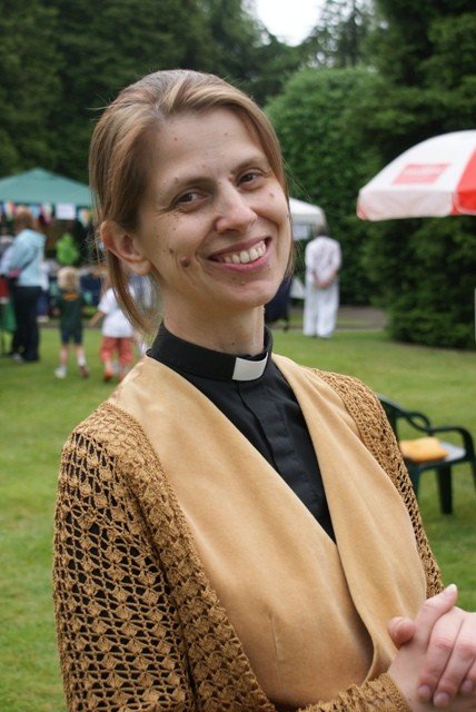 Η Βρετανία πανηγυρίζει την εκλογή της πρώτης γυναίκας επισκόπου στην ιστορία της Αγγλικανικής Εκκλησίας [εικόνες] | iefimerida.gr 0