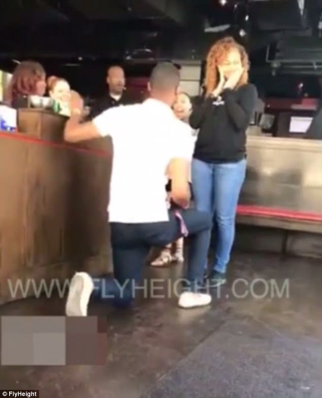 Εκδίκηση χωρίς προηγούμενο: Εμαθε πως τον απατά η κοπέλα του και της έκανε πρόταση γάμου... μαζί με τον εραστή της [βίντεο] | iefimerida.gr 1