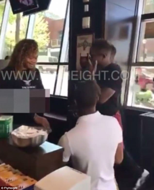 Εκδίκηση χωρίς προηγούμενο: Εμαθε πως τον απατά η κοπέλα του και της έκανε πρόταση γάμου... μαζί με τον εραστή της [βίντεο] | iefimerida.gr 2