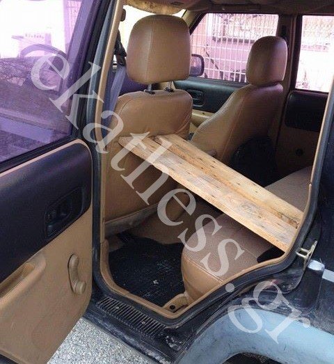 Θεσσαλονίκη: Διαλυμένα οχήματα της ΕΛ.ΑΣ., στηρίζουν τα καθίσματα με σανίδες [εικόνες] | iefimerida.gr 0