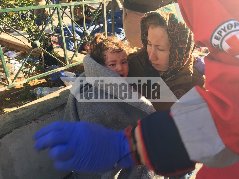 Πλατεία Βικτωρίας: Αρρωστο προσφυγόπουλο μεταφέρθηκε στο νοσοκομείο [εικόνες] | iefimerida.gr 0