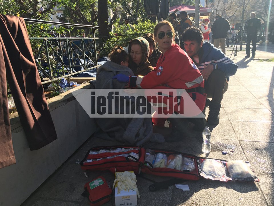 Πλατεία Βικτωρίας: Αρρωστο προσφυγόπουλο μεταφέρθηκε στο νοσοκομείο [εικόνες] | iefimerida.gr 1