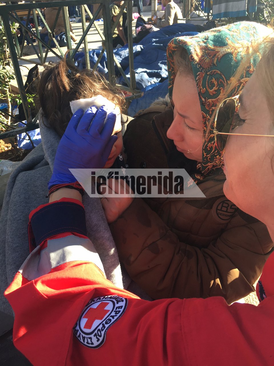 Πλατεία Βικτωρίας: Αρρωστο προσφυγόπουλο μεταφέρθηκε στο νοσοκομείο [εικόνες] | iefimerida.gr 2