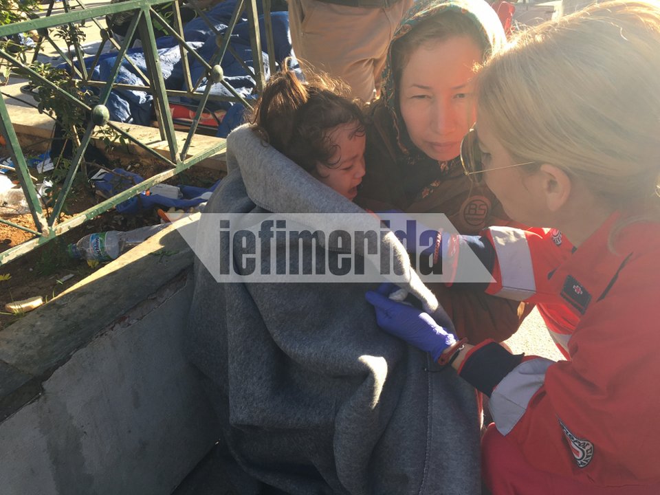 Πλατεία Βικτωρίας: Αρρωστο προσφυγόπουλο μεταφέρθηκε στο νοσοκομείο [εικόνες] | iefimerida.gr 3